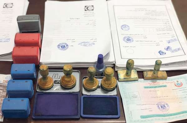 الدار البيضاء.. توقيف شخص يشتبه تورطه في قضية تتعلق بتزوير أختام رسمية والنصب والاحتيال تزوير أختام رسمية والنصب والاحتيال
