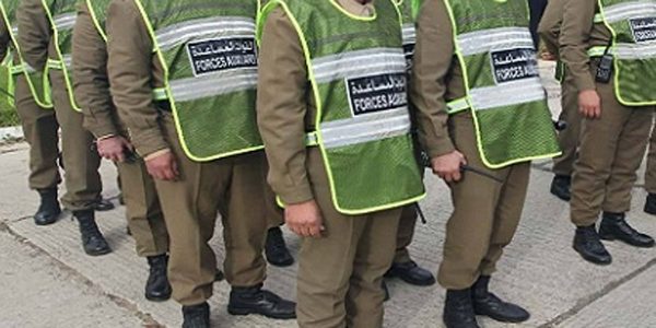 توقيف عنصرين من القوات المساعدة | MCG24 | موقع إلكتروني مغربي شامل متجدد على مدار الساعة توقيف عنصرين من القوات المساعدة عن العمل بعد ظهورهما في فيديو يعنفان شخصا
