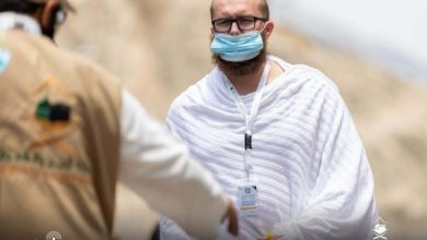 حجاج بيت الله الحرام على صعيد عرفة لتأدية الركن الأعظم
