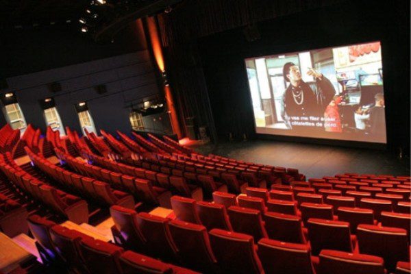 دعوات لإعادة فتح قاعات السينما والعروض الفنية في الأقاليم غير الموبوءةsalle-de-cine | MCG24 | موقع إلكتروني مغربي شامل متجدد على مدار الساعة دعوات لإعادة فتح قاعات السينما والعروض الفنية في الأقاليم غير الموبوءة
