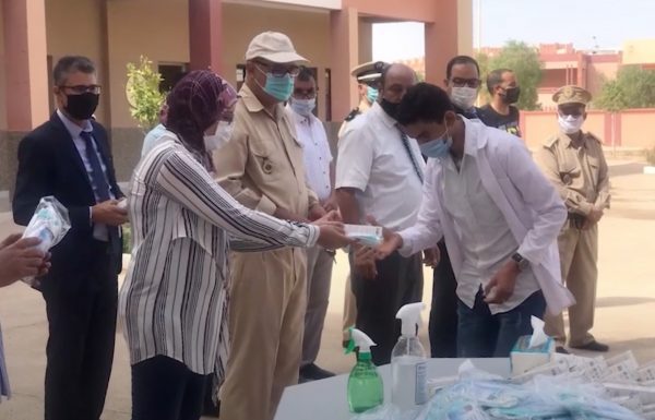 توزيع كمامات وسوائل التعقيم على التلاميذ بتامنصورت