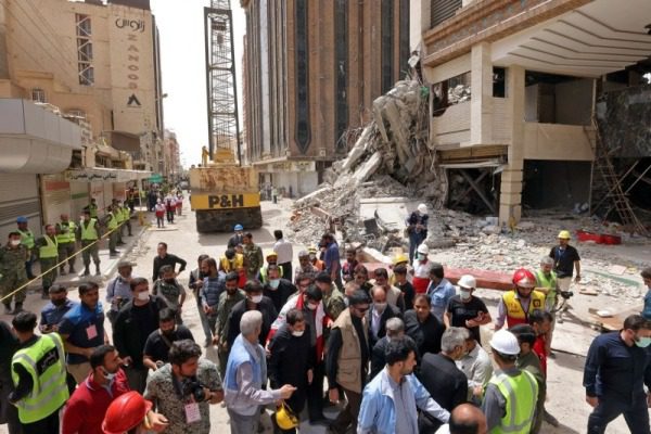 إيران.. استخدام الغاز المسيل للدموع لتفريق متظاهرين عقب انهيار مبنى