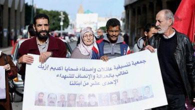 Sit-in-de-l-association-des-familles-des-victimes-de-GDIM-IZIK-M- | MCG24 | موقع إلكتروني مغربي شامل متجدد على مدار الساعة تنسيقية عائلات وأصدقاء ضحايا أحداث مخيم اكديم ازيك تؤكد عزمها مواصلة التصدي لكل محاولات إقحام ضحايا المخيم في "مسلسل سياسوي" يروم "تبييض" المجرمين