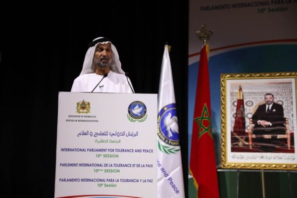 أعلن رئيس المجلس العالمي للتسامح والسلام، السيد أحمد بن محمد الجروان، يوم الجمعة 15 يوليوز الجاري، مدينة الداخلة مدينة التسامح والسلام لعام 2022، وذلك خلال الجلسة الختامية للدورة العاشرة للبرلمان الدولي للتسامح والسلام، المنعقدة بالداخلة. وأبرز السيد الجروان، في كلمة له، أن عقد هذه الجلسة بمدينة الداخلة، يأتي للتأكيد على ضرورة العمل الدولي المشترك والتعاون البرلماني على مختلف الأصعدة، من أجل تعزيز ثقافة التسامح والسلام والمحبة والإخاء والتعايش السلمي في مختلف مجتمعات العالم، مشيرا إلى أن توفير الاحتياجات الأساسية لكافة شعوب العالم، ضرورة حتمية لضمان الاستقرار والتنمية والسلام. ودعا البرلمان الدولي للتسامح والسلام إلى ضرورة التعجيل بتشكيل فريق من البرلمانيين المختصين لإعداد توصيات تعنى بالأمن الغذائي العالمي، تكون مهمته التواصل مع مؤسسات المجتمع الدولي لتأمين احتياجات الدول الأكثر تضررا من الأزمات السياسية والاقتصادية. وأكد السيد الجروان على أهمية دور المؤسسات والمنظمات الدولية، وجهود المؤسسات التعليمية، ومحبي السلام حول العالم، من أجل المساهمة في تحقيق هذه الأهداف الإنسانية السامية، مشيرا إلى أن الوقت قد حان لتوحيد جهود هذه الجهات من أجل زرع ثقافة التسامح والسلام في برامج هذه المنظمات، والمناهج التعليمية حول العالم. وسجل أن سلك الماجستير في التسامح والسلام الذي أطلقته الجمعية العمومية للمجلس، يعتبر أحد هذه الخطوات المهمة التي من شأنها التأسيس، لمستقبل أكثر أمنا وسلاما وتسامحا لأجيال الحاضر والمستقبل. وذكر بالمناسبة بعقد اجتماعات هيئة مكتب ولجان البرلمان الدولي للتسامح والسلام وجلسته العامة العاشرة في مقر مجلس النواب المغربي، مشيرا الى انها حظيت بأكبر حضور برلماني دولي للتسامح والسلام، بمشاركة حوالي 80 برلمانيا من مختلف دول العالم، بهدف بحث سبل تعزيز ثقافة التسامح والسلام، ومناقشة دعم الأمن الغذائي العالمي، والطاقة والمناخ. وذكر أن المجلس تمكن خلال هذه الدورة من وضع آليات عمل وتوصيات مهمة من شأنها المساهمة في تحقيق ما تصبو إليه شعوب العالم من تحقيق الأمن الغذائي، والتنمية المستدامة، والأمن والاستقرار والازدهار. وتميزت هذه الجلسة التي حضرها رئيس جهة الداخلة وادي الذهب السيد ينجا الخطاط، وعدد من المنتخبين، بانتخاب السيد الزبيري محمد أحمد من جزر القمر رئيسا للبرلمان الدولي للسلم والتسامح خلفا للسيدة مارغاريتا ماريا ريستريبو ارانغو من دولة كولومبيا للفترة 2022/2023، وتوقيع اتفاقيتي التعاون بين المجلس العالمي للتسامح والسلام، ومجلس النواب المغربي، وبين المجلس العالمي للتسامح والسلام وبرلمان الاوروغواي. وتجدر الإشارة إلى أن المجلس العالمي للتسامح والسلام يعقد جلسة برلمانه الدولي مرة كل ثلاثة أشهر، وقد تعقد هذه الجلسة بشكل استثنائي إذا دعت الضرورة لذلك. ويناقش البرلمان الدولي للتسامح والسلام ما يرفع إليه من مواضيع من قبل الجمعية العمومية وهيئة الرئاسة، كما يبحث المستجدات على الساحة الدولية ذات الصلة بالتسامح والسلام، ويصدر بشأنها التوصيات المناسبة. ويعمل المجلس على نشر ثقافة التسامح من أجل معالجة قضايا السلام الدولي المعاصرة، ومن بين أهدافه مكافحة التمييز والعنصرية وخطاب الكراهية والتعصب والتطرف الديني والعرقي والطائفي وإغناء وتطوير قواعد القانون الدولي بما يعزز مبادئ التسامح لتحقيق السلام. | MCG24 | موقع إلكتروني مغربي شامل متجدد على مدار الساعة أعلن رئيس المجلس العالمي للتسامح والسلام، السيد أحمد بن محمد الجروان، يوم الجمعة 15 يوليوز الجاري، مدينة الداخلة مدينة التسامح والسلام لعام 2022، وذلك خلال الجلسة الختامية للدورة العاشرة للبرلمان الدولي للتسامح والسلام، المنعقدة بالداخلة. وأبرز السيد الجروان، في كلمة له، أن عقد هذه الجلسة بمدينة الداخلة، يأتي للتأكيد على ضرورة العمل الدولي المشترك والتعاون البرلماني على مختلف الأصعدة، من أجل تعزيز ثقافة التسامح والسلام والمحبة والإخاء والتعايش السلمي في مختلف مجتمعات العالم، مشيرا إلى أن توفير الاحتياجات الأساسية لكافة شعوب العالم، ضرورة حتمية لضمان الاستقرار والتنمية والسلام. ودعا البرلمان الدولي للتسامح والسلام إلى ضرورة التعجيل بتشكيل فريق من البرلمانيين المختصين لإعداد توصيات تعنى بالأمن الغذائي العالمي، تكون مهمته التواصل مع مؤسسات المجتمع الدولي لتأمين احتياجات الدول الأكثر تضررا من الأزمات السياسية والاقتصادية. وأكد السيد الجروان على أهمية دور المؤسسات والمنظمات الدولية، وجهود المؤسسات التعليمية، ومحبي السلام حول العالم، من أجل المساهمة في تحقيق هذه الأهداف الإنسانية السامية، مشيرا إلى أن الوقت قد حان لتوحيد جهود هذه الجهات من أجل زرع ثقافة التسامح والسلام في برامج هذه المنظمات، والمناهج التعليمية حول العالم. وسجل أن سلك الماجستير في التسامح والسلام الذي أطلقته الجمعية العمومية للمجلس، يعتبر أحد هذه الخطوات المهمة التي من شأنها التأسيس، لمستقبل أكثر أمنا وسلاما وتسامحا لأجيال الحاضر والمستقبل. وذكر بالمناسبة بعقد اجتماعات هيئة مكتب ولجان البرلمان الدولي للتسامح والسلام وجلسته العامة العاشرة في مقر مجلس النواب المغربي، مشيرا الى انها حظيت بأكبر حضور برلماني دولي للتسامح والسلام، بمشاركة حوالي 80 برلمانيا من مختلف دول العالم، بهدف بحث سبل تعزيز ثقافة التسامح والسلام، ومناقشة دعم الأمن الغذائي العالمي، والطاقة والمناخ. وذكر أن المجلس تمكن خلال هذه الدورة من وضع آليات عمل وتوصيات مهمة من شأنها المساهمة في تحقيق ما تصبو إليه شعوب العالم من تحقيق الأمن الغذائي، والتنمية المستدامة، والأمن والاستقرار والازدهار. وتميزت هذه الجلسة التي حضرها رئيس جهة الداخلة وادي الذهب السيد ينجا الخطاط، وعدد من المنتخبين، بانتخاب السيد الزبيري محمد أحمد من جزر القمر رئيسا للبرلمان الدولي للسلم والتسامح خلفا للسيدة مارغاريتا ماريا ريستريبو ارانغو من دولة كولومبيا للفترة 2022/2023، وتوقيع اتفاقيتي التعاون بين المجلس العالمي للتسامح والسلام، ومجلس النواب المغربي، وبين المجلس العالمي للتسامح والسلام وبرلمان الاوروغواي. وتجدر الإشارة إلى أن المجلس العالمي للتسامح والسلام يعقد جلسة برلمانه الدولي مرة كل ثلاثة أشهر، وقد تعقد هذه الجلسة بشكل استثنائي إذا دعت الضرورة لذلك. ويناقش البرلمان الدولي للتسامح والسلام ما يرفع إليه من مواضيع من قبل الجمعية العمومية وهيئة الرئاسة، كما يبحث المستجدات على الساحة الدولية ذات الصلة بالتسامح والسلام، ويصدر بشأنها التوصيات المناسبة. ويعمل المجلس على نشر ثقافة التسامح من أجل معالجة قضايا السلام الدولي المعاصرة، ومن بين أهدافه مكافحة التمييز والعنصرية وخطاب الكراهية والتعصب والتطرف الديني والعرقي والطائفي وإغناء وتطوير قواعد القانون الدولي بما يعزز مبادئ التسامح لتحقيق السلام.