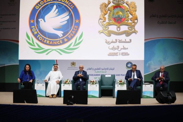 أعلن رئيس المجلس العالمي للتسامح والسلام، السيد أحمد بن محمد الجروان، يوم الجمعة 15 يوليوز الجاري، مدينة الداخلة مدينة التسامح والسلام لعام 2022، وذلك خلال الجلسة الختامية للدورة العاشرة للبرلمان الدولي للتسامح والسلام، المنعقدة بالداخلة. وأبرز السيد الجروان، في كلمة له، أن عقد هذه الجلسة بمدينة الداخلة، يأتي للتأكيد على ضرورة العمل الدولي المشترك والتعاون البرلماني على مختلف الأصعدة، من أجل تعزيز ثقافة التسامح والسلام والمحبة والإخاء والتعايش السلمي في مختلف مجتمعات العالم، مشيرا إلى أن توفير الاحتياجات الأساسية لكافة شعوب العالم، ضرورة حتمية لضمان الاستقرار والتنمية والسلام. ودعا البرلمان الدولي للتسامح والسلام إلى ضرورة التعجيل بتشكيل فريق من البرلمانيين المختصين لإعداد توصيات تعنى بالأمن الغذائي العالمي، تكون مهمته التواصل مع مؤسسات المجتمع الدولي لتأمين احتياجات الدول الأكثر تضررا من الأزمات السياسية والاقتصادية. وأكد السيد الجروان على أهمية دور المؤسسات والمنظمات الدولية، وجهود المؤسسات التعليمية، ومحبي السلام حول العالم، من أجل المساهمة في تحقيق هذه الأهداف الإنسانية السامية، مشيرا إلى أن الوقت قد حان لتوحيد جهود هذه الجهات من أجل زرع ثقافة التسامح والسلام في برامج هذه المنظمات، والمناهج التعليمية حول العالم. وسجل أن سلك الماجستير في التسامح والسلام الذي أطلقته الجمعية العمومية للمجلس، يعتبر أحد هذه الخطوات المهمة التي من شأنها التأسيس، لمستقبل أكثر أمنا وسلاما وتسامحا لأجيال الحاضر والمستقبل. وذكر بالمناسبة بعقد اجتماعات هيئة مكتب ولجان البرلمان الدولي للتسامح والسلام وجلسته العامة العاشرة في مقر مجلس النواب المغربي، مشيرا الى انها حظيت بأكبر حضور برلماني دولي للتسامح والسلام، بمشاركة حوالي 80 برلمانيا من مختلف دول العالم، بهدف بحث سبل تعزيز ثقافة التسامح والسلام، ومناقشة دعم الأمن الغذائي العالمي، والطاقة والمناخ. وذكر أن المجلس تمكن خلال هذه الدورة من وضع آليات عمل وتوصيات مهمة من شأنها المساهمة في تحقيق ما تصبو إليه شعوب العالم من تحقيق الأمن الغذائي، والتنمية المستدامة، والأمن والاستقرار والازدهار. وتميزت هذه الجلسة التي حضرها رئيس جهة الداخلة وادي الذهب السيد ينجا الخطاط، وعدد من المنتخبين، بانتخاب السيد الزبيري محمد أحمد من جزر القمر رئيسا للبرلمان الدولي للسلم والتسامح خلفا للسيدة مارغاريتا ماريا ريستريبو ارانغو من دولة كولومبيا للفترة 2022/2023، وتوقيع اتفاقيتي التعاون بين المجلس العالمي للتسامح والسلام، ومجلس النواب المغربي، وبين المجلس العالمي للتسامح والسلام وبرلمان الاوروغواي. وتجدر الإشارة إلى أن المجلس العالمي للتسامح والسلام يعقد جلسة برلمانه الدولي مرة كل ثلاثة أشهر، وقد تعقد هذه الجلسة بشكل استثنائي إذا دعت الضرورة لذلك. ويناقش البرلمان الدولي للتسامح والسلام ما يرفع إليه من مواضيع من قبل الجمعية العمومية وهيئة الرئاسة، كما يبحث المستجدات على الساحة الدولية ذات الصلة بالتسامح والسلام، ويصدر بشأنها التوصيات المناسبة. ويعمل المجلس على نشر ثقافة التسامح من أجل معالجة قضايا السلام الدولي المعاصرة، ومن بين أهدافه مكافحة التمييز والعنصرية وخطاب الكراهية والتعصب والتطرف الديني والعرقي والطائفي وإغناء وتطوير قواعد القانون الدولي بما يعزز مبادئ التسامح لتحقيق السلام. | MCG24 | موقع إلكتروني مغربي شامل متجدد على مدار الساعة أعلن رئيس المجلس العالمي للتسامح والسلام، السيد أحمد بن محمد الجروان، يوم الجمعة 15 يوليوز الجاري، مدينة الداخلة مدينة التسامح والسلام لعام 2022، وذلك خلال الجلسة الختامية للدورة العاشرة للبرلمان الدولي للتسامح والسلام، المنعقدة بالداخلة. وأبرز السيد الجروان، في كلمة له، أن عقد هذه الجلسة بمدينة الداخلة، يأتي للتأكيد على ضرورة العمل الدولي المشترك والتعاون البرلماني على مختلف الأصعدة، من أجل تعزيز ثقافة التسامح والسلام والمحبة والإخاء والتعايش السلمي في مختلف مجتمعات العالم، مشيرا إلى أن توفير الاحتياجات الأساسية لكافة شعوب العالم، ضرورة حتمية لضمان الاستقرار والتنمية والسلام. ودعا البرلمان الدولي للتسامح والسلام إلى ضرورة التعجيل بتشكيل فريق من البرلمانيين المختصين لإعداد توصيات تعنى بالأمن الغذائي العالمي، تكون مهمته التواصل مع مؤسسات المجتمع الدولي لتأمين احتياجات الدول الأكثر تضررا من الأزمات السياسية والاقتصادية. وأكد السيد الجروان على أهمية دور المؤسسات والمنظمات الدولية، وجهود المؤسسات التعليمية، ومحبي السلام حول العالم، من أجل المساهمة في تحقيق هذه الأهداف الإنسانية السامية، مشيرا إلى أن الوقت قد حان لتوحيد جهود هذه الجهات من أجل زرع ثقافة التسامح والسلام في برامج هذه المنظمات، والمناهج التعليمية حول العالم. وسجل أن سلك الماجستير في التسامح والسلام الذي أطلقته الجمعية العمومية للمجلس، يعتبر أحد هذه الخطوات المهمة التي من شأنها التأسيس، لمستقبل أكثر أمنا وسلاما وتسامحا لأجيال الحاضر والمستقبل. وذكر بالمناسبة بعقد اجتماعات هيئة مكتب ولجان البرلمان الدولي للتسامح والسلام وجلسته العامة العاشرة في مقر مجلس النواب المغربي، مشيرا الى انها حظيت بأكبر حضور برلماني دولي للتسامح والسلام، بمشاركة حوالي 80 برلمانيا من مختلف دول العالم، بهدف بحث سبل تعزيز ثقافة التسامح والسلام، ومناقشة دعم الأمن الغذائي العالمي، والطاقة والمناخ. وذكر أن المجلس تمكن خلال هذه الدورة من وضع آليات عمل وتوصيات مهمة من شأنها المساهمة في تحقيق ما تصبو إليه شعوب العالم من تحقيق الأمن الغذائي، والتنمية المستدامة، والأمن والاستقرار والازدهار. وتميزت هذه الجلسة التي حضرها رئيس جهة الداخلة وادي الذهب السيد ينجا الخطاط، وعدد من المنتخبين، بانتخاب السيد الزبيري محمد أحمد من جزر القمر رئيسا للبرلمان الدولي للسلم والتسامح خلفا للسيدة مارغاريتا ماريا ريستريبو ارانغو من دولة كولومبيا للفترة 2022/2023، وتوقيع اتفاقيتي التعاون بين المجلس العالمي للتسامح والسلام، ومجلس النواب المغربي، وبين المجلس العالمي للتسامح والسلام وبرلمان الاوروغواي. وتجدر الإشارة إلى أن المجلس العالمي للتسامح والسلام يعقد جلسة برلمانه الدولي مرة كل ثلاثة أشهر، وقد تعقد هذه الجلسة بشكل استثنائي إذا دعت الضرورة لذلك. ويناقش البرلمان الدولي للتسامح والسلام ما يرفع إليه من مواضيع من قبل الجمعية العمومية وهيئة الرئاسة، كما يبحث المستجدات على الساحة الدولية ذات الصلة بالتسامح والسلام، ويصدر بشأنها التوصيات المناسبة. ويعمل المجلس على نشر ثقافة التسامح من أجل معالجة قضايا السلام الدولي المعاصرة، ومن بين أهدافه مكافحة التمييز والعنصرية وخطاب الكراهية والتعصب والتطرف الديني والعرقي والطائفي وإغناء وتطوير قواعد القانون الدولي بما يعزز مبادئ التسامح لتحقيق السلام.