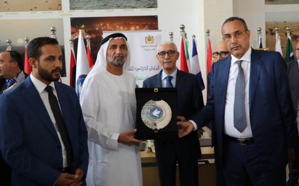 أعلن رئيس المجلس العالمي للتسامح والسلام، السيد أحمد بن محمد الجروان، يوم الجمعة 15 يوليوز الجاري، مدينة الداخلة مدينة التسامح والسلام لعام 2022، وذلك خلال الجلسة الختامية للدورة العاشرة للبرلمان الدولي للتسامح والسلام، المنعقدة بالداخلة. وأبرز السيد الجروان، في كلمة له، أن عقد هذه الجلسة بمدينة الداخلة، يأتي للتأكيد على ضرورة العمل الدولي المشترك والتعاون البرلماني على مختلف الأصعدة، من أجل تعزيز ثقافة التسامح والسلام والمحبة والإخاء والتعايش السلمي في مختلف مجتمعات العالم، مشيرا إلى أن توفير الاحتياجات الأساسية لكافة شعوب العالم، ضرورة حتمية لضمان الاستقرار والتنمية والسلام. ودعا البرلمان الدولي للتسامح والسلام إلى ضرورة التعجيل بتشكيل فريق من البرلمانيين المختصين لإعداد توصيات تعنى بالأمن الغذائي العالمي، تكون مهمته التواصل مع مؤسسات المجتمع الدولي لتأمين احتياجات الدول الأكثر تضررا من الأزمات السياسية والاقتصادية. وأكد السيد الجروان على أهمية دور المؤسسات والمنظمات الدولية، وجهود المؤسسات التعليمية، ومحبي السلام حول العالم، من أجل المساهمة في تحقيق هذه الأهداف الإنسانية السامية، مشيرا إلى أن الوقت قد حان لتوحيد جهود هذه الجهات من أجل زرع ثقافة التسامح والسلام في برامج هذه المنظمات، والمناهج التعليمية حول العالم. وسجل أن سلك الماجستير في التسامح والسلام الذي أطلقته الجمعية العمومية للمجلس، يعتبر أحد هذه الخطوات المهمة التي من شأنها التأسيس، لمستقبل أكثر أمنا وسلاما وتسامحا لأجيال الحاضر والمستقبل. وذكر بالمناسبة بعقد اجتماعات هيئة مكتب ولجان البرلمان الدولي للتسامح والسلام وجلسته العامة العاشرة في مقر مجلس النواب المغربي، مشيرا الى انها حظيت بأكبر حضور برلماني دولي للتسامح والسلام، بمشاركة حوالي 80 برلمانيا من مختلف دول العالم، بهدف بحث سبل تعزيز ثقافة التسامح والسلام، ومناقشة دعم الأمن الغذائي العالمي، والطاقة والمناخ. وذكر أن المجلس تمكن خلال هذه الدورة من وضع آليات عمل وتوصيات مهمة من شأنها المساهمة في تحقيق ما تصبو إليه شعوب العالم من تحقيق الأمن الغذائي، والتنمية المستدامة، والأمن والاستقرار والازدهار. وتميزت هذه الجلسة التي حضرها رئيس جهة الداخلة وادي الذهب السيد ينجا الخطاط، وعدد من المنتخبين، بانتخاب السيد الزبيري محمد أحمد من جزر القمر رئيسا للبرلمان الدولي للسلم والتسامح خلفا للسيدة مارغاريتا ماريا ريستريبو ارانغو من دولة كولومبيا للفترة 2022/2023، وتوقيع اتفاقيتي التعاون بين المجلس العالمي للتسامح والسلام، ومجلس النواب المغربي، وبين المجلس العالمي للتسامح والسلام وبرلمان الاوروغواي. وتجدر الإشارة إلى أن المجلس العالمي للتسامح والسلام يعقد جلسة برلمانه الدولي مرة كل ثلاثة أشهر، وقد تعقد هذه الجلسة بشكل استثنائي إذا دعت الضرورة لذلك. ويناقش البرلمان الدولي للتسامح والسلام ما يرفع إليه من مواضيع من قبل الجمعية العمومية وهيئة الرئاسة، كما يبحث المستجدات على الساحة الدولية ذات الصلة بالتسامح والسلام، ويصدر بشأنها التوصيات المناسبة. ويعمل المجلس على نشر ثقافة التسامح من أجل معالجة قضايا السلام الدولي المعاصرة، ومن بين أهدافه مكافحة التمييز والعنصرية وخطاب الكراهية والتعصب والتطرف الديني والعرقي والطائفي وإغناء وتطوير قواعد القانون الدولي بما يعزز مبادئ التسامح لتحقيق السلام. | MCG24 | موقع إلكتروني مغربي شامل متجدد على مدار الساعة أعلن رئيس المجلس العالمي للتسامح والسلام، السيد أحمد بن محمد الجروان، يوم الجمعة 15 يوليوز الجاري، مدينة الداخلة مدينة التسامح والسلام لعام 2022، وذلك خلال الجلسة الختامية للدورة العاشرة للبرلمان الدولي للتسامح والسلام، المنعقدة بالداخلة. وأبرز السيد الجروان، في كلمة له، أن عقد هذه الجلسة بمدينة الداخلة، يأتي للتأكيد على ضرورة العمل الدولي المشترك والتعاون البرلماني على مختلف الأصعدة، من أجل تعزيز ثقافة التسامح والسلام والمحبة والإخاء والتعايش السلمي في مختلف مجتمعات العالم، مشيرا إلى أن توفير الاحتياجات الأساسية لكافة شعوب العالم، ضرورة حتمية لضمان الاستقرار والتنمية والسلام. ودعا البرلمان الدولي للتسامح والسلام إلى ضرورة التعجيل بتشكيل فريق من البرلمانيين المختصين لإعداد توصيات تعنى بالأمن الغذائي العالمي، تكون مهمته التواصل مع مؤسسات المجتمع الدولي لتأمين احتياجات الدول الأكثر تضررا من الأزمات السياسية والاقتصادية. وأكد السيد الجروان على أهمية دور المؤسسات والمنظمات الدولية، وجهود المؤسسات التعليمية، ومحبي السلام حول العالم، من أجل المساهمة في تحقيق هذه الأهداف الإنسانية السامية، مشيرا إلى أن الوقت قد حان لتوحيد جهود هذه الجهات من أجل زرع ثقافة التسامح والسلام في برامج هذه المنظمات، والمناهج التعليمية حول العالم. وسجل أن سلك الماجستير في التسامح والسلام الذي أطلقته الجمعية العمومية للمجلس، يعتبر أحد هذه الخطوات المهمة التي من شأنها التأسيس، لمستقبل أكثر أمنا وسلاما وتسامحا لأجيال الحاضر والمستقبل. وذكر بالمناسبة بعقد اجتماعات هيئة مكتب ولجان البرلمان الدولي للتسامح والسلام وجلسته العامة العاشرة في مقر مجلس النواب المغربي، مشيرا الى انها حظيت بأكبر حضور برلماني دولي للتسامح والسلام، بمشاركة حوالي 80 برلمانيا من مختلف دول العالم، بهدف بحث سبل تعزيز ثقافة التسامح والسلام، ومناقشة دعم الأمن الغذائي العالمي، والطاقة والمناخ. وذكر أن المجلس تمكن خلال هذه الدورة من وضع آليات عمل وتوصيات مهمة من شأنها المساهمة في تحقيق ما تصبو إليه شعوب العالم من تحقيق الأمن الغذائي، والتنمية المستدامة، والأمن والاستقرار والازدهار. وتميزت هذه الجلسة التي حضرها رئيس جهة الداخلة وادي الذهب السيد ينجا الخطاط، وعدد من المنتخبين، بانتخاب السيد الزبيري محمد أحمد من جزر القمر رئيسا للبرلمان الدولي للسلم والتسامح خلفا للسيدة مارغاريتا ماريا ريستريبو ارانغو من دولة كولومبيا للفترة 2022/2023، وتوقيع اتفاقيتي التعاون بين المجلس العالمي للتسامح والسلام، ومجلس النواب المغربي، وبين المجلس العالمي للتسامح والسلام وبرلمان الاوروغواي. وتجدر الإشارة إلى أن المجلس العالمي للتسامح والسلام يعقد جلسة برلمانه الدولي مرة كل ثلاثة أشهر، وقد تعقد هذه الجلسة بشكل استثنائي إذا دعت الضرورة لذلك. ويناقش البرلمان الدولي للتسامح والسلام ما يرفع إليه من مواضيع من قبل الجمعية العمومية وهيئة الرئاسة، كما يبحث المستجدات على الساحة الدولية ذات الصلة بالتسامح والسلام، ويصدر بشأنها التوصيات المناسبة. ويعمل المجلس على نشر ثقافة التسامح من أجل معالجة قضايا السلام الدولي المعاصرة، ومن بين أهدافه مكافحة التمييز والعنصرية وخطاب الكراهية والتعصب والتطرف الديني والعرقي والطائفي وإغناء وتطوير قواعد القانون الدولي بما يعزز مبادئ التسامح لتحقيق السلام.