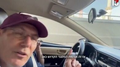 غيل تماري من القناة 13 في مكة المكرمة، المملكة العربية السعودية، مع المسجد الحرام في الخلفية من اللقطات التي تم بثها في 18 يوليو 2022
