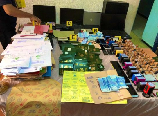 تزوير الوثائق التي تدخل في إعداد طلبات الحصول على تأشيرات ولوج فضاء "شينغن"