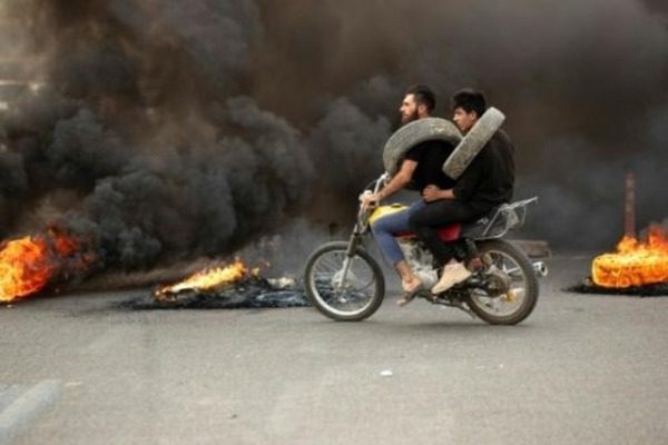 تجدد المواجهات العنيفة في بغداد وسقوط 23 قتيلا منذ الاثنين | MCG24 | موقع إلكتروني مغربي شامل متجدد على مدار الساعة تجدد المواجهات العنيفة في بغداد وسقوط 23 قتيلا منذ الاثنين