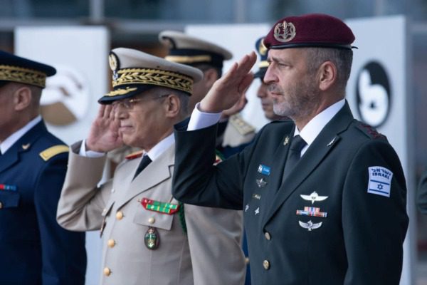 الجنرال دوكور دارمي، المفتش العام للقوات المسلحة الملكية، قائد المنطقة الجنوبية يتباحث مع رئيس أركان قوات الدفاع الإسرائيلية | MCG24 | موقع إلكتروني مغربي شامل متجدد على مدار الساعة الجنرال دوكور دارمي، المفتش العام للقوات المسلحة الملكية، قائد المنطقة الجنوبية يتباحث مع رئيس أركان قوات الدفاع الإسرائيلية