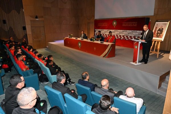 لقجع يستقبل أعضاء المنتخب الوطني لأقل من 17 سنة استقبل السيد فوزي لقجع، رئيس الجامعة الملكية المغربية لكرة القدم، يومه السبت 20 ماي 2023 بعثة المنتخب الوطني لأقل من 17 سنة، التي شاركت في نهائيات كأس إفريقيا للأمم التي أقيمت بالجزائر، حيث احتل “أشبال الأطلس” الرتبة الثانية، وبالتالي تمكنوا من التأهل إلى نهايات كأس العالم. وبعد الاستماع إلى النشيد الوطني، تلا السيد فوزي لقجع، الرسالة الملكية السامية التي وجهها صاحب الجلالة الملك محمد السادس نصره الله وأيده، إلى أعضاء المنتخب الوطني لكرة القدم، والتي هنأ من خلالها النخبة الوطنية على الإنجاز المتميز التي حققته. بعد ذلك شكر السيد فوزي لقجع، صاحب الجلالة الملك محمد السادس نصره الله على دعمه الدائم لكرة القدم الوطنية، مؤكدا أن الرؤية المتبصرة لصاحب الجلالة بتدشين أكاديمية محمد السادس لكرة القدم، قبل عشر سنوات بدأت تعطي تمارها بتواجد العديد من خريجها بالمنتخب الوطني الأول و7 لاعبين للمنتخب الوطني لأقل من 17 سنة الذي شارك في كأس إفريقيا للأمم بالجزائر. السيد فوزي لقجع يستقبل أعضاء المنتخب الوطني لأقل من 17 سنة