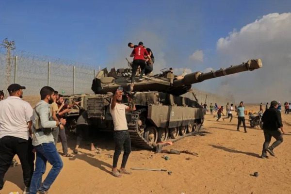 مئات القتلى في المعارك بين إسرائيل وحماس ونتانياهو يحذر من “حرب طويلة وصعبة” مئات القتلى في المعارك بين إسرائيل وحماس
