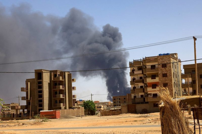FILE PHOTO: Smoke rises above buildings after an aerial bombardment in Khartoum North | MCG24 | موقع إلكتروني مغربي شامل متجدد على مدار الساعة