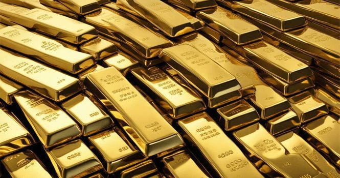 "سبيكة ذهبية موضوعة على خلفية بيانية توضح انخفاض الأسعار العالمية"