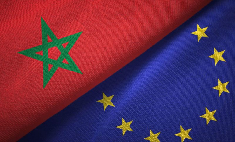 صورة للعلمين المغربي والأوروبي: المغرب والاتحاد الأوروبي يعززان شراكتهما الاستراتيجية