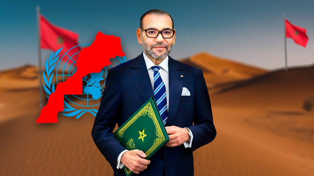 le-roi-desert | MCG24 | موقع إلكتروني مغربي شامل متجدد على مدار الساعة الملك محمد السادس في خلفية مشهد يبرز خريطة المغرب الكاملة متضمنة الصحراء المغربية، مع شعار الأمم المتحدة في الخلفية، رمزاً للسيادة المغربية والاعتراف الأممي بمغربية الصحراء.