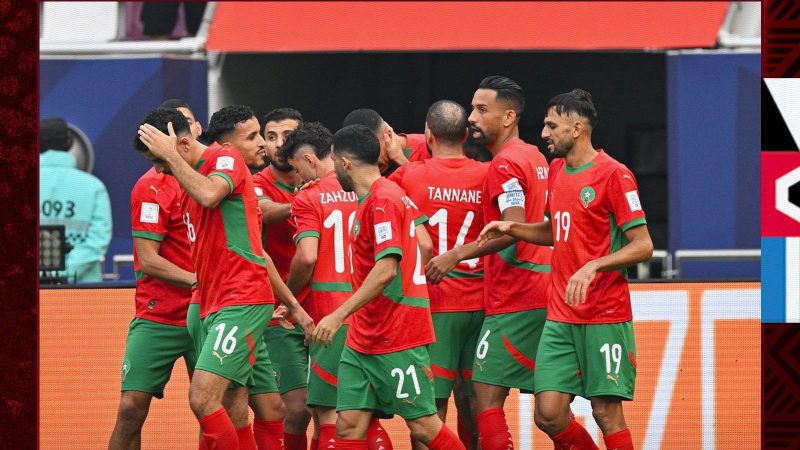 لاعبو المنتخب المغربي يحتفلون بالفوز على جزر القمر في كأس العرب 2025