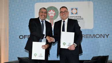 السيد فوزي لقجع رئيس الجامعة الملكية المغربية لكرة القدم والسيد عادل الفقير المدير العام للمكتب الوطني للمطارات أثناء توقيع الاتفاقية الاستراتيجية بمطار الرباط سلا