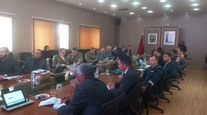 WhatsApp Image 2026-04-28 at 151907 | MCG24 | موقع إلكتروني مغربي شامل متجدد على مدار الساعة Group of military officers and professionals seated around a long conference table in a meeting room.