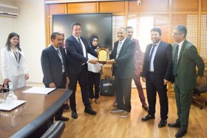 1778936363937 | MCG24 | موقع إلكتروني مغربي شامل متجدد على مدار الساعة Group of professionals in a meeting room presenting a plaque to a smiling man in a suit