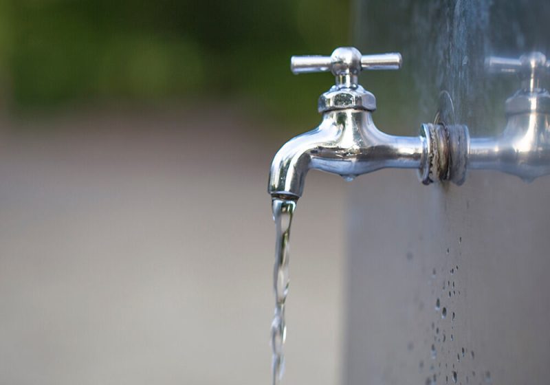 Buitenkraan_plaatsen_afbeelding_1 | MCG24 | موقع إلكتروني مغربي شامل متجدد على مدار الساعة Chrome outdoor faucet with water streaming from the spout