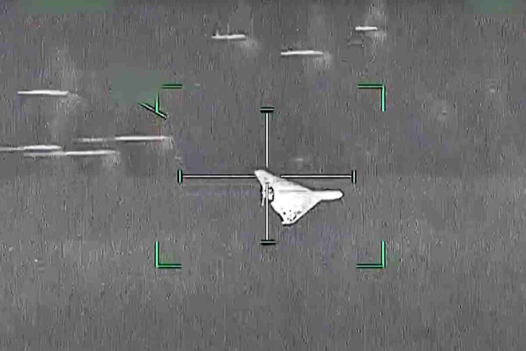 image-33-1 | MCG24 | موقع إلكتروني مغربي شامل متجدد على مدار الساعة Targeting reticle centered on a pale irregular shape; green corner marks indicate the aim point against a gray background.