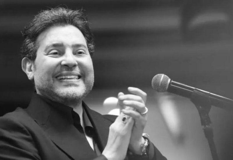 image | MCG24 | موقع إلكتروني مغربي شامل متجدد على مدار الساعة Smiling man in a dark suit claps beside a microphone on stage.