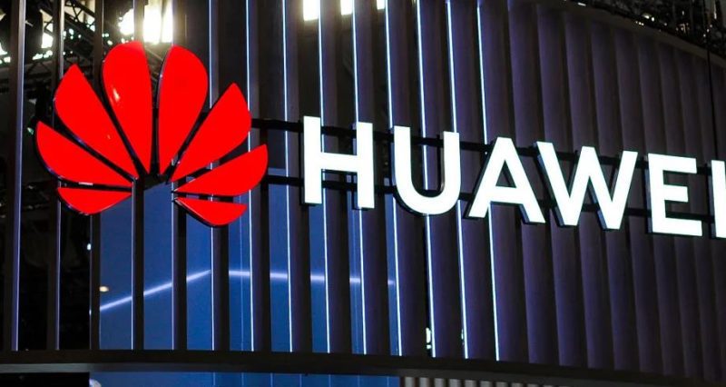 255 | MCG24 | موقع إلكتروني مغربي شامل متجدد على مدار الساعة Huawei brand logo: red flower emblem beside the word HUAWEI on a blue striped background