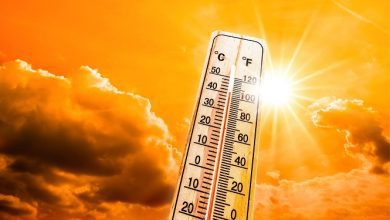 حرارة-طقس | MCG24 | موقع إلكتروني مغربي شامل متجدد على مدار الساعة Thermometer showing high temperature against a bright orange, sunlit sky with sun rays behind it (C and F scales). Refers to heat.