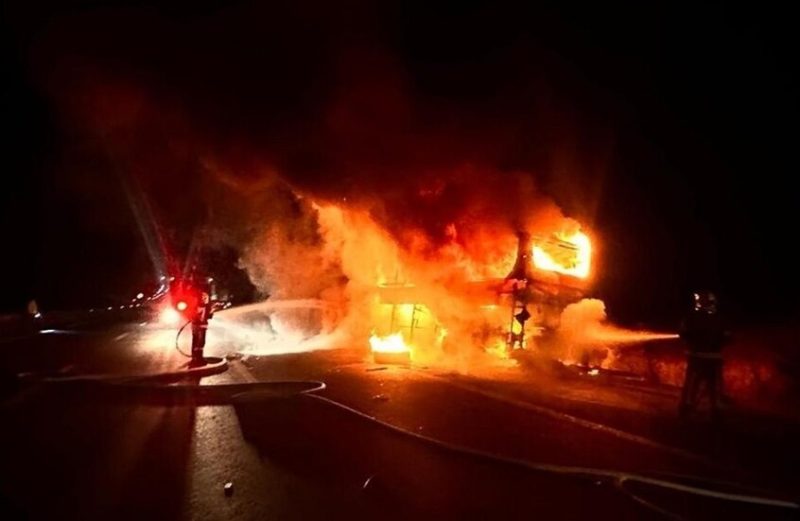 6a1bbc1e42360442dd3073d5 | MCG24 | موقع إلكتروني مغربي شامل متجدد على مدار الساعة Night-time scene of a burning building with flames engulfing the structure as firefighters spray water from hoses nearby.
