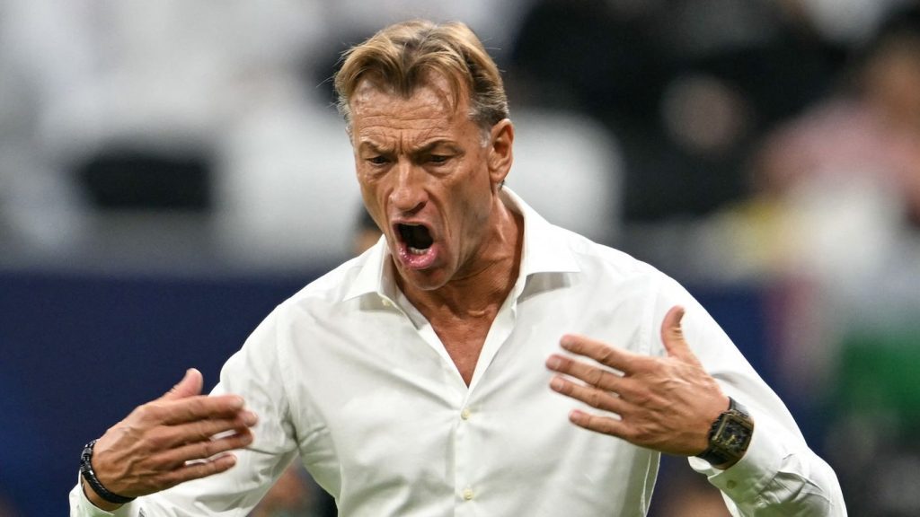 GettyImages-2251529454 | MCG24 | موقع إلكتروني مغربي شامل متجدد على مدار الساعة Man in a white shirt shouting with hands raised during a sports game, showing intense emotion.