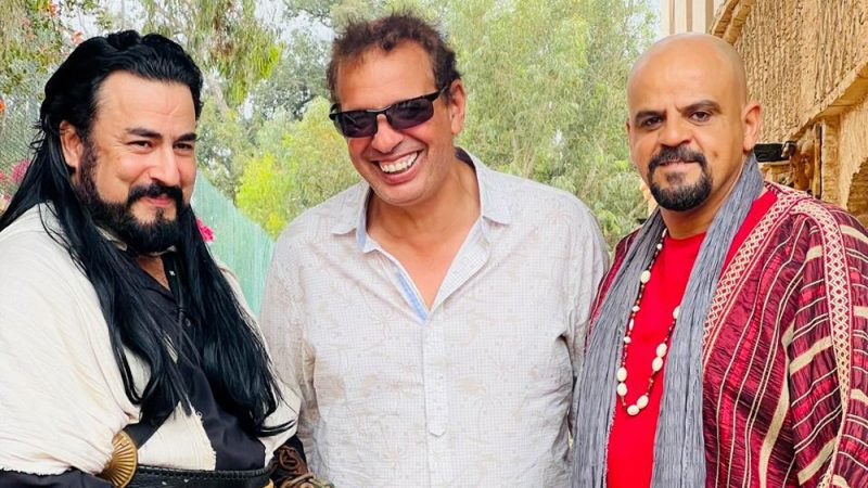 dsqSans titre-1 | MCG24 | موقع إلكتروني مغربي شامل متجدد على مدار الساعة Three men smiling for a photo outdoors, wearing casual and traditional clothing with trees in the background.