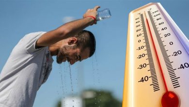 tenpirateur | MCG24 | موقع إلكتروني مغربي شامل متجدد على مدار الساعة Man splashing water on his head to cool off beside a large thermometer showing high heat.