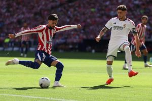 فيدريكو فالفيردي قائد ريال مدريد خلال مباراة أتلتيكو مدريد