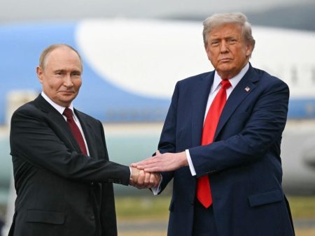 AFP-20250815-69N824B-v2-MidRes-TopshotUsUkraineRussiaConflictSummitTrumpPutin | MCG24 | موقع إلكتروني مغربي شامل متجدد على مدار الساعة الرئيس الأمريكي دونالد ترامب يتحدث للصحافة عن موقفه من بوتين وزيلينسكي وأزمة الديزل الروسي.