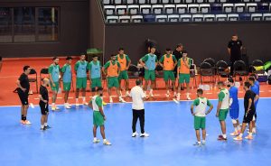 هشام الدكيك مدرب المنتخب المغربي لكرة القدم داخل القاعة خلال المؤتمر الصحفي بالرباط.
