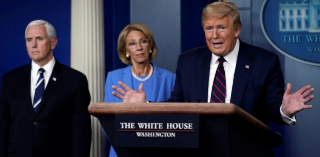 ترامب يتباهى بنسب المشاهدة المرتفعة لمؤتمره الصحافي اليومي حول كورونا trump