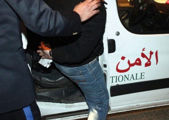 لاحتجاز والاغتصاب تحت التهديد