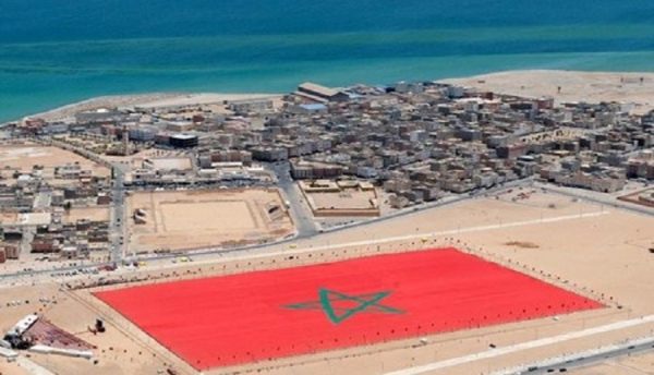 الداخلة | MCG24 قال المدير الجهوي للصناعة التقليدية بالداخلة - وادي الذهب، محمد سالم بوديجة، إن إجراءات احترازية صارمة تم اتخاذها لمواكبة استئناف الأنشطة التابعة لقطاع الصناعة التقليدية في ظل جائحة فيروس كورونا المستجد (كوفيد-19). وأوضح السيد بوديجة، في حديث لوكالة المغرب العربي للأنباء، أن المديرية الجهوية للصناعة التقليدية عملت، في إطار جهودها لمواجهة تداعيات جائحة كورونا، على مواكبة وحدات وفضاءات الإنتاج لوضع معايير وشروط للسلامة الصحية في مقرات العمل، تستجيب للمواصفات المقررة من طرف السلطات المختصة. وأضاف أن المديرية قامت، كذلك، بإعداد وبث إعلانات إشهارية لفائدة الصناع والحرفيين بجهة الداخلة - وادي الذهب والتواصل معهم من خلال وسائل التواصل الاجتماعي (الواتساب والفايسبوك)، من أجل مواكبتهم وتتبعهم وتوجيههم بشأن تدابير الصحة والوقاية من جائحة كورونا التي ينبغي اتخاذها في أماكن العمل. وأشار، في هذا الصدد، إلى أنه تم إحداث خلية يقظة يترأسها المدير الجهوي للصناعة التقليدية، بتنسيق مع الوزارة الوصية والسلطات المحلية وغرفة الصناعة التقليدية، من أجل المواكبة والتتبع عن قرب لوضعية القطاع طيلة فترة جائحة كورونا، ورصد آثارها على الفاعلين في القطاع (صناع، وتعاونيات، ومقاولات). وعلى صعيد المديرية، يضيف السيد بوديجة، تم تقسيم العمل على الموظفين مع احترام مسافة الأمان، وتوزيع حوالي 800 كمامة، وتوفير وسائل التعقيم والوقاية، كما اعتمدت تدابير وقائية خاصة، لاسيما في مجال الإدارة الإلكتروني، من خلال توفرها على مكتب ضبط قانوني ووضعها للتوقيع الإلكتروني لدى Barid - Sign، كما عملت على إحداث سجل خاص بالمرتفقين والوافدين على المديرية. من جهة أخرى، أشار السيد بوديجة إلى أنه تم، بتنسيق مع السلطات المحلية، فتح مركب الصناعة التقليدية في إطار الجهود الرامية إلى توفير فضاءات للعاملين بالقطاع لتسويق منتوجاتهم، وذلك على مستويين، يشمل المستوى الأول التسويق الرقمي من خلال توفير منصات إلكترونية واستغلال المتواجدة منها على الصعيد الوطني لهذا الغرض. أما المستوى الثاني، الخاص بالتسويق الكلاسيكي، فيشمل الاشتغال والتنسيق مع فضاءات المساحات وشبكات التوزيع الوطنية الكبرى، وإحداث قاعة مجهزة للعرض والتسويق بمركب الصناعة التقليدية، وكذا مدارات سياحية خاصة بالصناعة التقليدية، ونقطة للإرشاد السياحي بالمركب بشراكة مع المجلس الجهوي للسياحة. وأضاف أن المديرية الجهوية بادرت إلى إرساء تدابير خاصة بدعم الصناع والتعاونيات العاملة في قطاع الصناعة التقليدية، بهدف دعم قدراتها التنافسية وتأهيلها لولوج مجال التسويق الإلكتروني، وإطلاق مبادرات تروم إيجاد منافذ لتسويق منتوجاتها، خاصة بعد إلغاء عدد من المعارض والتظاهرات التجارية. كما تم، في هذا السياق، التدخل لدى وزارة التجارة والمعهد المغربي للتقييس (إيمانور) والمعهد العالي لصناعة النسيج والألبسة من أجل تمكين التعاونيات الحرفية للخياطة من الحصول على شهادة التصديق المطلوبة بصفة مجانية من أجل المساهمة في إنتاج الكمامات الواقية طبقا للمعايير الوطنية المعتمدة. تجدر الإشارة إلى أن مخطط عمل الوزارة الوصية يهدف إلى توفير أفضل الظروف لإعادة استئناف أنشطة الصناعة التقليدية، من خلال الارتكاز على ثلاثة محاور تشمل برنامج الصحة والسلامة لاستئناف الأنشطة، وهيكلة القطاع، ومواكبة الحرفيين، خصوصا في جوانب الإنتاج والتسويق والتمويل.