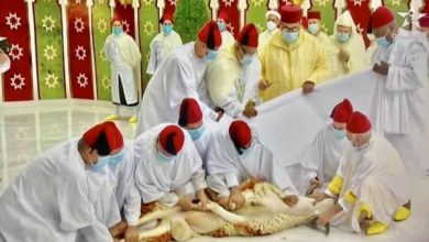 أمير المؤمنين يؤدي صلاة عيد الأضحى ويقوم بنحر أضحية العيد