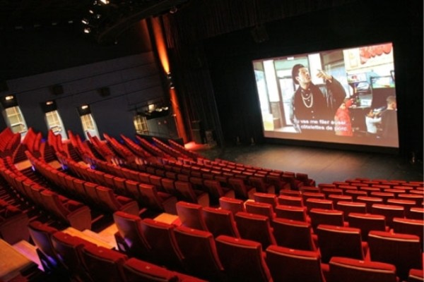 دعوات لإعادة فتح قاعات السينما والعروض الفنية في الأقاليم غير الموبوءةsalle-de-cine | MCG24 دعوات لإعادة فتح قاعات السينما والعروض الفنية في الأقاليم غير الموبوءة