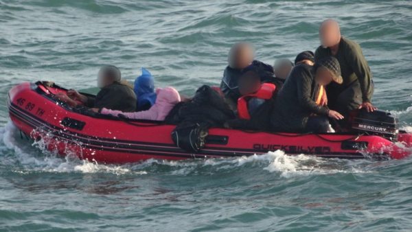 بريطانيا ستشدد سياسة الهجرة وتعيد عددا أكبر من الوافدين بشكل غير شرعي