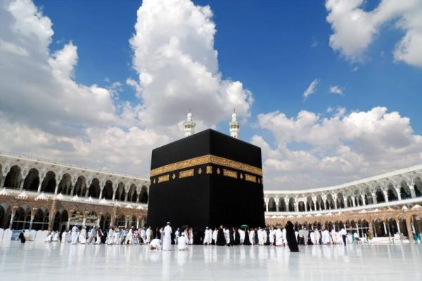 سعودي يندفع بسيارته باتجاه المسجد الحرام في مكة المكرمة ويصدم أحد بواباته