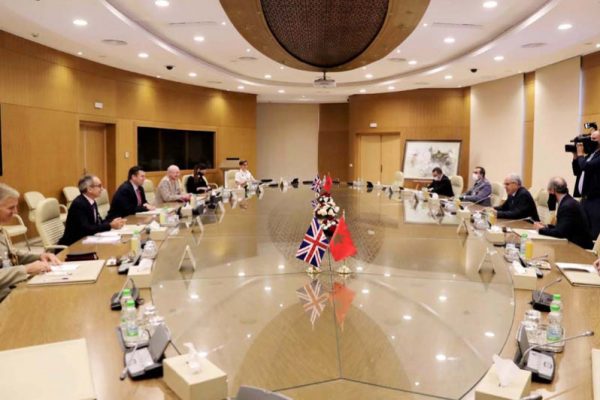 وزير القوات المسلحة البريطانية يستقبل على التوالي من طرف لوديي الجنرال دوكور دارمي عبد الفتاح الوراق والجنرال دوكور دارمي محمد حرمو