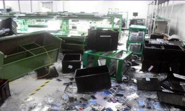 الهند.. احتجاجات عنيفة لعمال مصنع لهواتف أيفون بعد التأخر في دفع أجورهم | MCG24 الهند.. احتجاجات عنيفة لعمال مصنع لهواتف أيفون بعد التأخر في دفع أجورهم