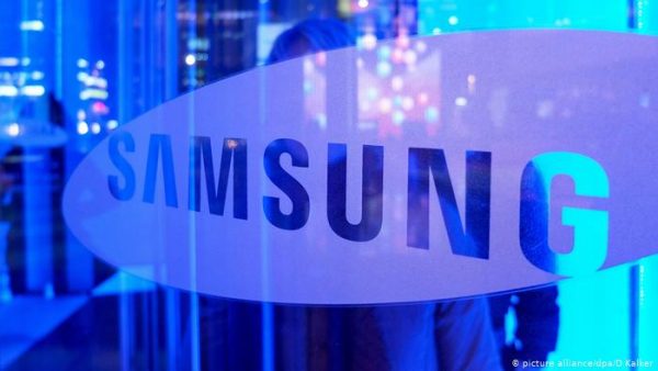 samsung سامسونغ تخطط لسحب الشاحن وسماعات الأذن من الهواتف الذكية | MCG24 سامسونغ تخطط لسحب الشاحن وسماعات الأذن من الهواتف الذكية
