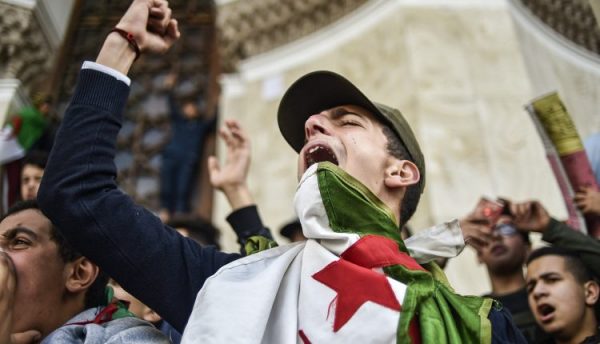 الجزائر.. نقل ثلاثة من معتقلي الحراك مضربين عن الطعام إلى المستشفى جراء تدهور حالتهم الصحية | MCG24 الجزائر.. نقل ثلاثة من معتقلي الحراك مضربين عن الطعام إلى المستشفى جراء تدهور حالتهم الصحية