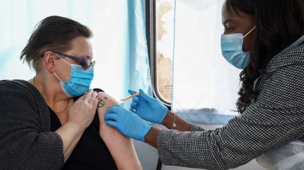 HEALTH-CORONAVIRUS-BRITAIN-VACCINE | MCG24 دراسات بريطانية تكشف تأثير تلقي جرعة واحدة من لقاح فايزر أو أسترازينكا