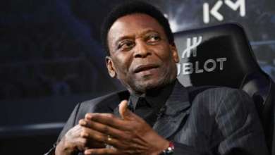 الأسطورة بيليه يتلقى اللقاح إنه يوم لا ينسى