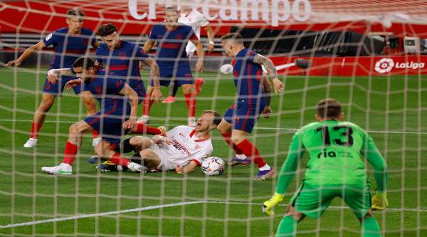 إشبيلية يقدم هدية للريال وبرشلونة بإسقاطه أتلتيكو مدريد | MCG24 إشبيلية يقدم هدية للريال وبرشلونة بإسقاطه أتلتيكو مدريد